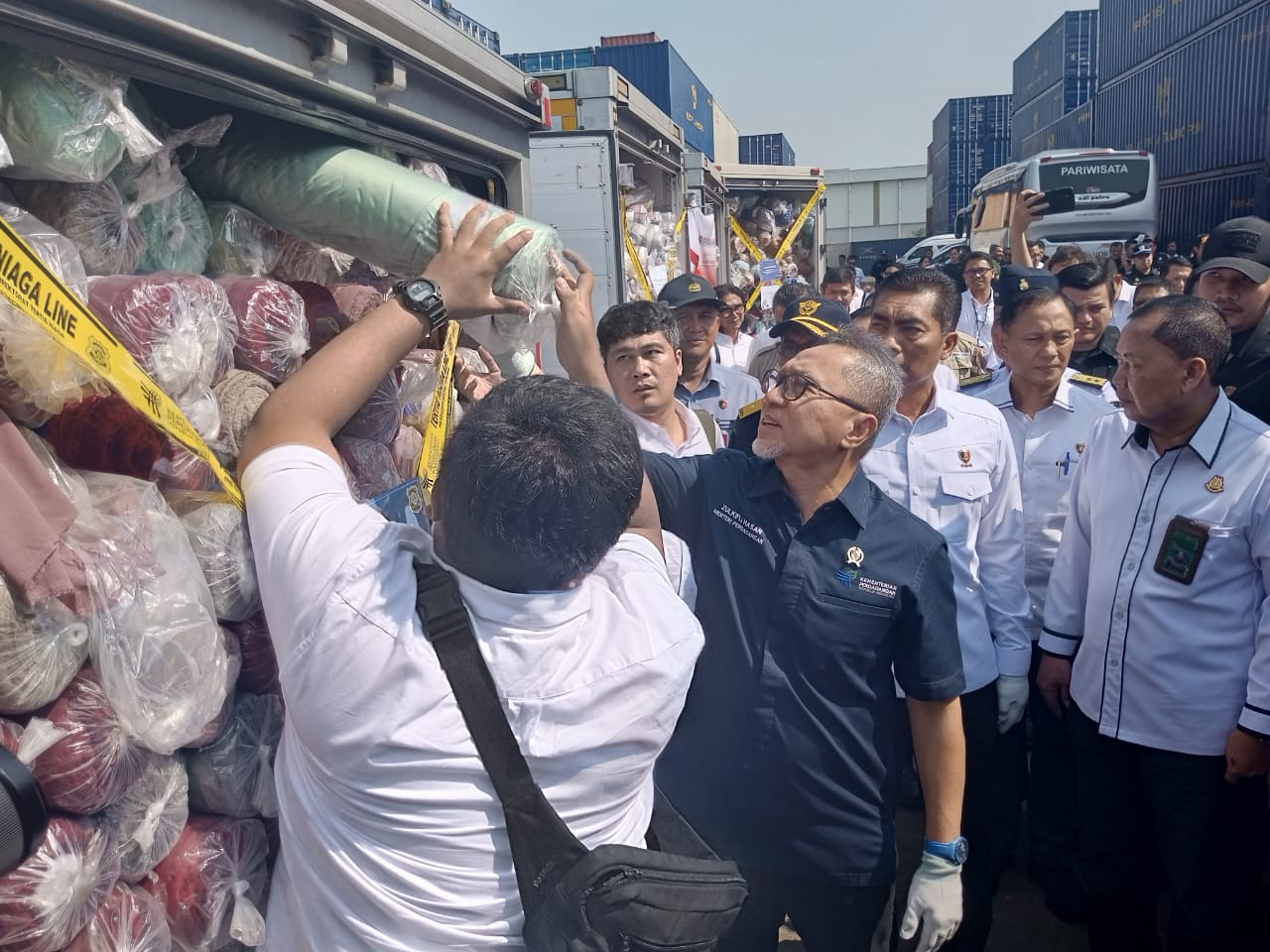 Menteri Perdagangan RI, Zulkifli Hasan saat melakukan pengecekan barang impor ilegal yang akan dimusnahkan di Cikarang Bekasi