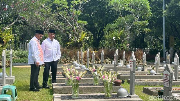 Ahmad Syaikhu dan Ilham Akbar Habibie berziarah ke makam BJ Habibie di Taman Makam Pahlawan (TMP) Utama Kalibata di Jakarta Selatan
