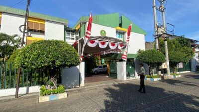 Perseteruan pengelola sekolah swasta SMP dan SMA Petra dengan warga Manyar, Mulyorejo Surabaya dipicu iuran kemanan bernilai puluhan juta