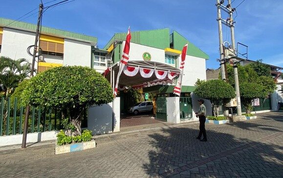 Perseteruan pengelola sekolah swasta SMP dan SMA Petra dengan warga Manyar, Mulyorejo Surabaya dipicu iuran kemanan bernilai puluhan juta