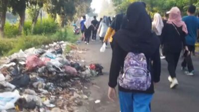 Tumpukan sampah di pinggir jalan pantai panjang bengkulu