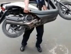 Viral: Suradi ‘Samson’ dari Batang Angkat Motor yang Terperosok ke Kebun Sendirian