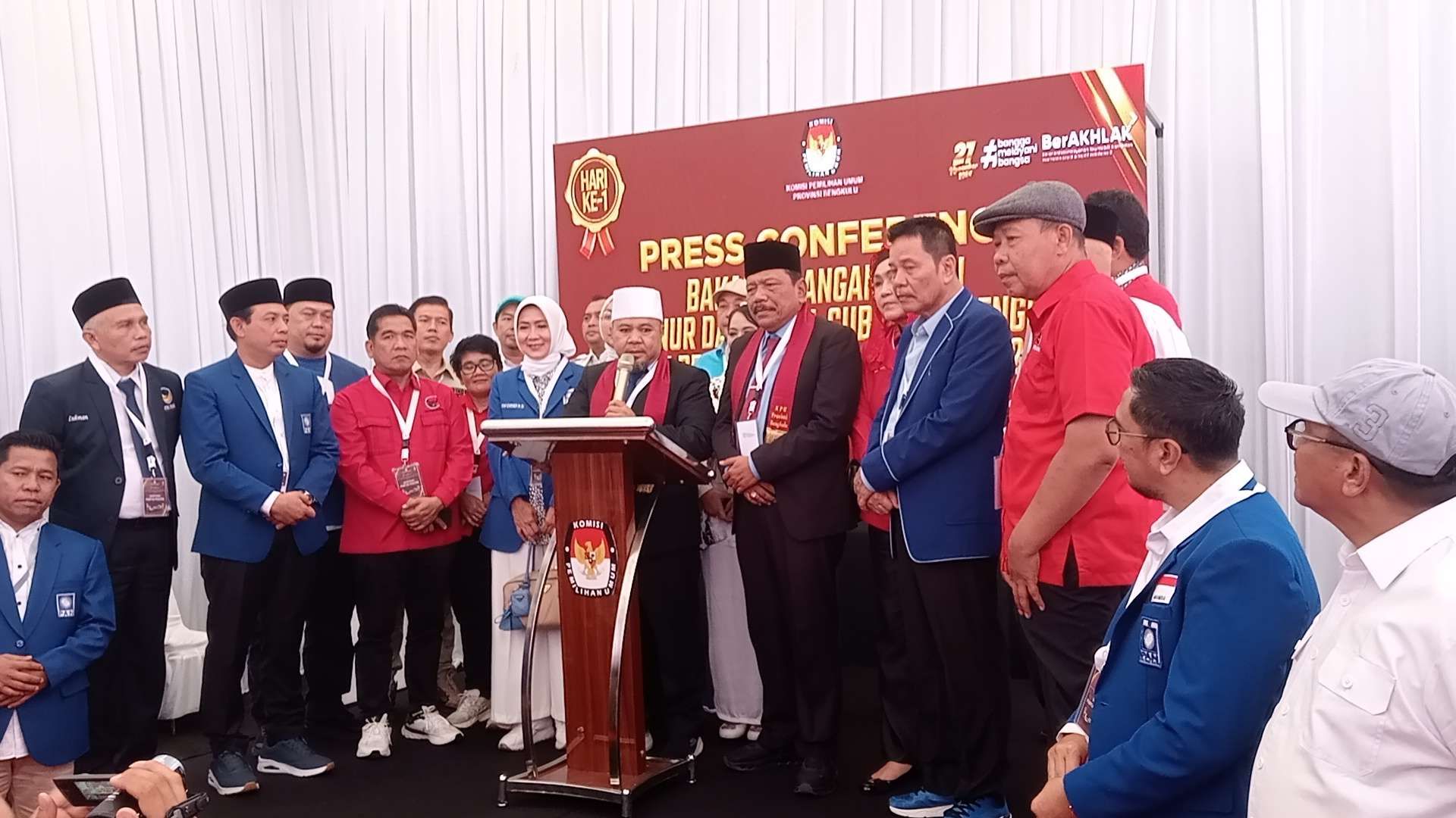 Pasangan calon gubernur Bengkulu Helmi Hasan dan Mian mendaftar ke KPU