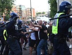 Ketakutan Warga Muslim Beribadah Akibat Kerusuhan Inggris di Masjid IIC Semakin Mencekam