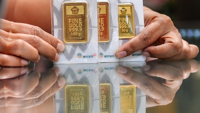 Harga emas hari ini turun Rp 4.000 per gram