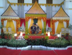 Pernikahan yang Viral: Tenda 50 Meter Menutupi Rumah dan Jalan Warga.