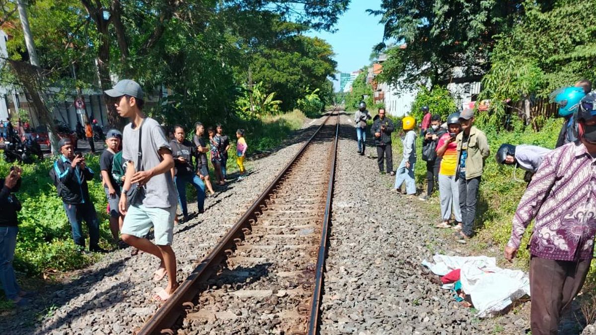 Wanita tewas terlindas kereta saat terlentang di rel KA Ahmad Yani Surabaya