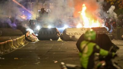 Polisi menembakkan gas air mata saat membubarkan pengunjuk rasa aksi menolak pengesahan revisi UU Pilkada di Jalan Gatot Subroto, depan kompleks Parlemen, Jakarta, Kamis (22/8/2024)