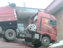 Diduga Hilang Kendali Truk Nyungsep di Atap Rumah Viral di Sosmed