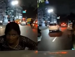 Video Seorang Wanita Sengaja Menabrakkan Diri ke Depan Mobil Terekam Kamera Dasbor Viral di Media Sosial