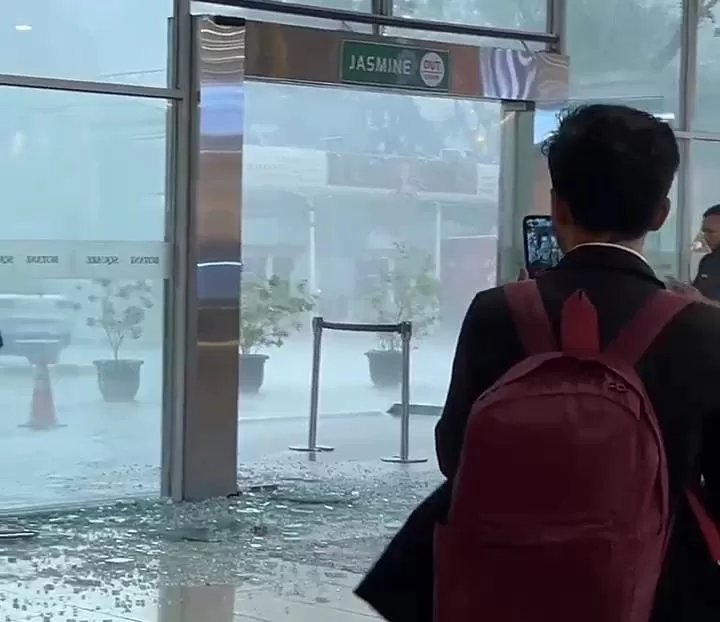 Pintu kaca Mal Botani Square Kota Bogor pecah diterjang angin kencang