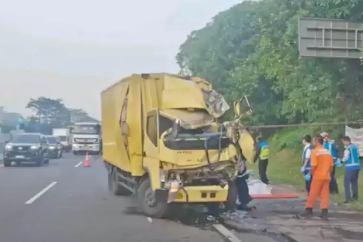 Kecelakaan maut truk boks menabrak truk tronton yang sedang parkir di bahu jalan di Tol Cipularang Kilometer 88.200, Sukatani, Kabupaten Purwakarta