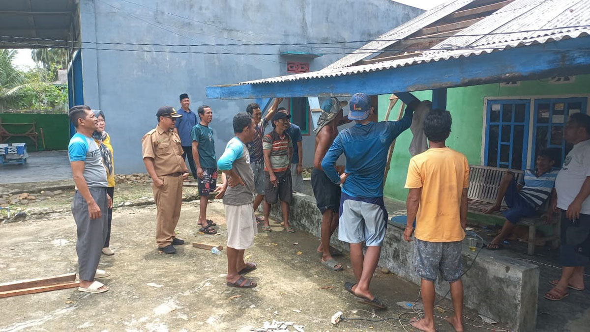 Empat rumah warga Bengkulu Selatan diterjang angin puting beliung