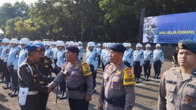 Danpuspom TNI Mayjen Yusri Nuryanto mengecek kesiapan personel Polisi Militer dan unsur pendukung dalam Apel Gelar Personel dan Materil Pengawalan Pengendalian Lalu Lintas Parkir jelang perayaan HUT ke-79 TNI.