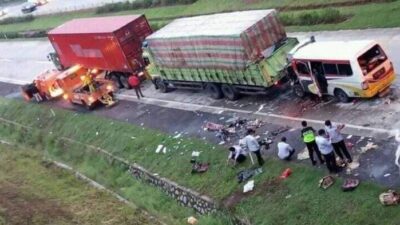 foto mobil kecelakaan