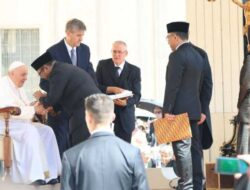Para miliarder Indonesia turut menyambut kedatangan Paus Fransiskus di Istana Negara.