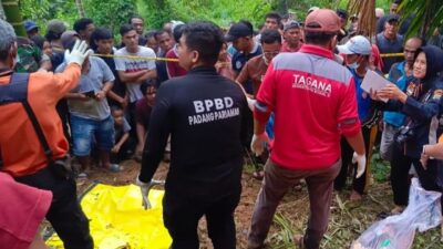 Proses evakuasi pembunuhan Nia Kurnia Sari (18), pedagang gorengan, yang ditemukan terkubur di areal hutan di Korong Pasa Surau, Nagari Guguak, Kecamatan 2 x 11 Kayu Tanam, Kabupaten Padang Pariaman, Sumatera Barat