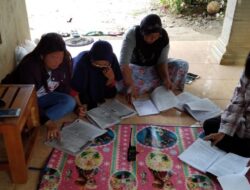 Orangtua Menyatakan Kecewa Anak Mereka Diperintahkan untuk Sekolah Tanpa Cadar, Tanpa Penjelasan Mengenai Aturannya; Kepala Sekolah Berkomentar.