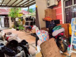 Pemilik kontrakan terkejut melihat kondisi rumah yang ditinggalkan penyewa, yang penuh dengan sampah hingga mengisi tiga truk.