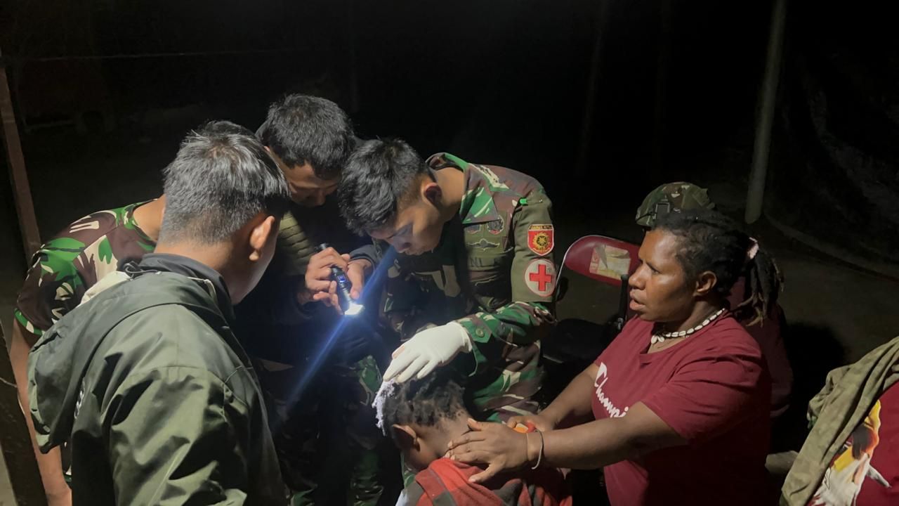 Satgas Mobile Yonif 323 Kostrad berikan pengobatan pada warga Papua yang mengalami kecelakaan