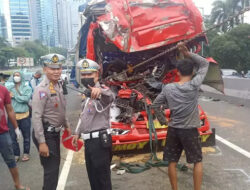 Kelebihan Muatan Sopir Truk Tewas Usai Kecelakaan di Jalan Tol Dalam Kota