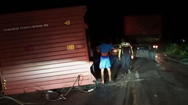 Mobil terjepit peti kemas dari kontainer yang terlepas di jalan tanjakan wilayah Jalinsum Asahan