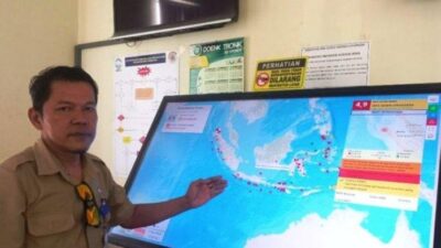 Kabid rehabilitasi dan rekonstruksi BPBD Kabupaten Purworejo Sutijoso Brahmanto Senin (2/9/2024) menunjukkan pusat data gempa BPBD Kabupaten Purworejo