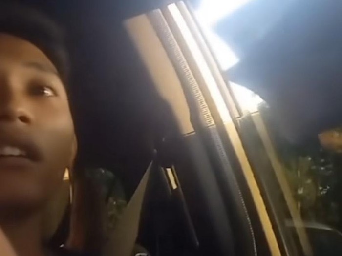 Driver taksi online dipalak tukang parkir di surabaya viral di media sosial