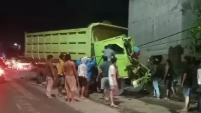Proses evakuasi sopir truk tambang yang alami kecelakaan di Parung Panjang Bogor