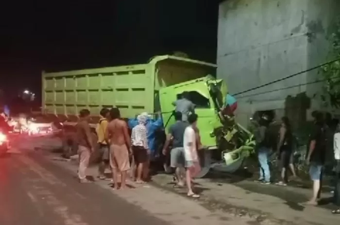 Proses evakuasi sopir truk tambang yang alami kecelakaan di Parung Panjang Bogor