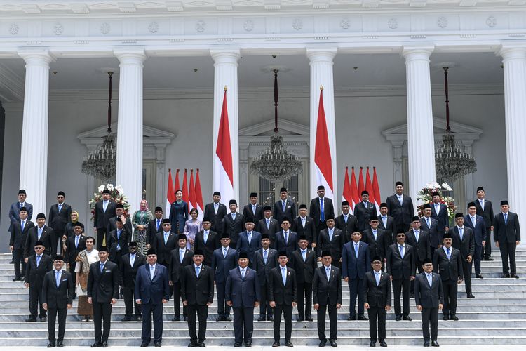 Presiden Prabowo melantik 53 menteri dan kepala badan negara setingkat menteri dalam Kabinet Merah Putih periode 2024-2029.