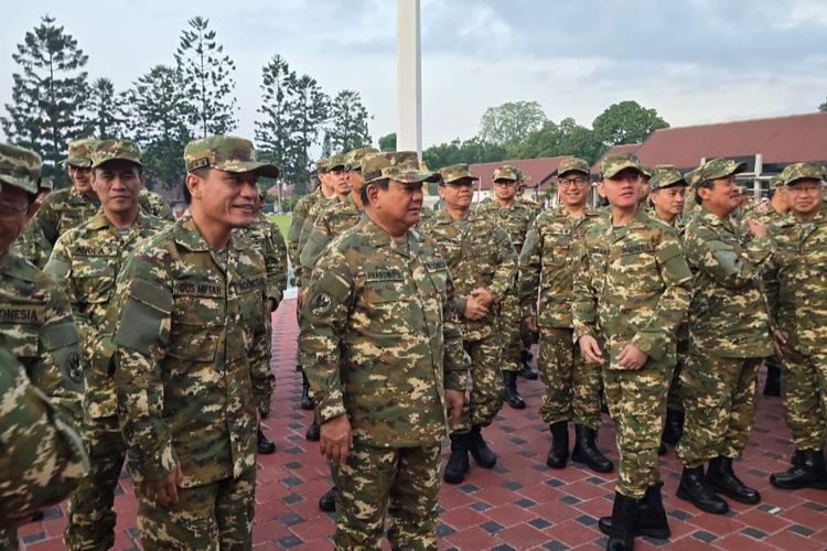 Presiden Prabowo Subianto dan Wakil Presiden Gibran Rakabuming Raka melakukan kegiatan baris-berbaris di Lapangan Sapta Marga, Akademi Militer Magelang
