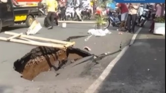 Jalan di Malang ambles