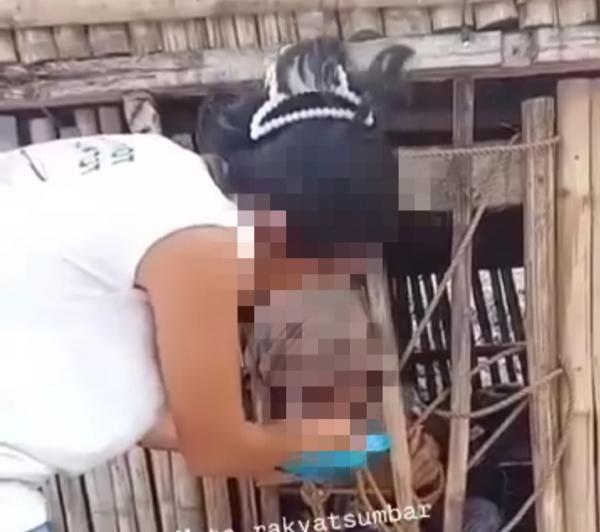 Video viral yang memperlihatkan seorang yang diduga menantu memasung ibu mertuanya.
