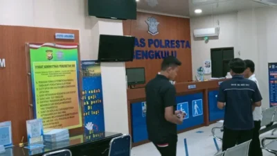 Mengurus penerbitan SIM di Polresta Bengkulu.
