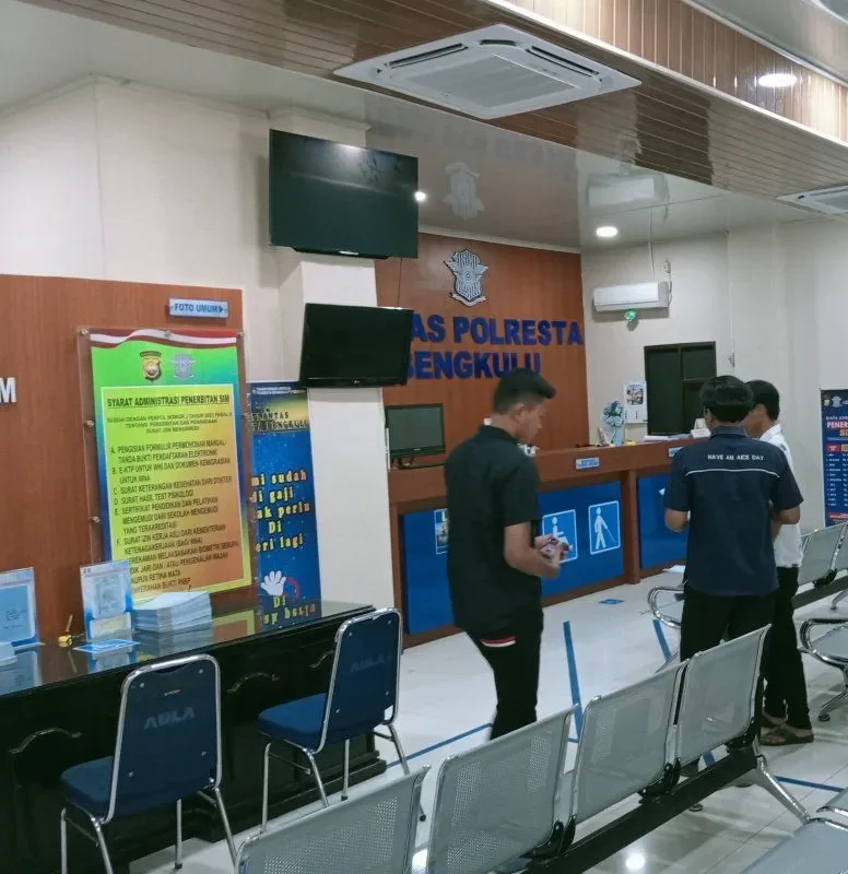 Mengurus penerbitan SIM di Polresta Bengkulu.