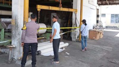 Pegawai pabrik terjepit alat penggiling kertas