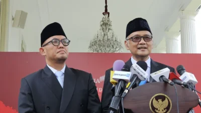 Kepala Badan Penyelenggara Haji, Moch. Irfan Yusuf (kanan) dan Wakil Kepala Badan Penyelenggara Haji, Dahnil Anzar Simanjuntak