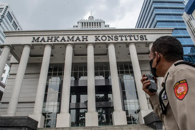 Petugas keamanan di halaman Gedung Mahkamah Konstitusi (MK)
