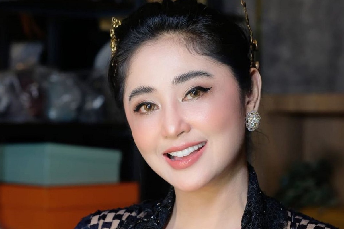 desi persik di jodoh-jodohkan dengan mayor tedy(foto celebrity.okezone.com)