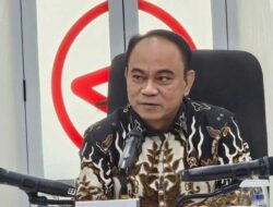 Masyarakat diajak untuk lebih kritis agar dapat menghindari hoaks selama Pilkada 2024.