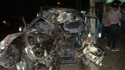 foto mobil kecelakaan