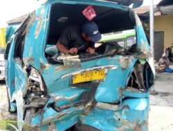 Truk Boks Seruduk Angkot di Sukabumi Satu Orang Diantaranya Meninggal Dunia