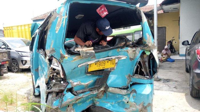 Kecelakaan di Sukabumi Truk Boks Seruduk Angkot sampai Ringsek
