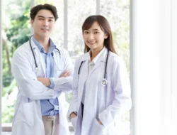 Sosok dokter detektif ini adalah seorang dokter yang berani mengungkap klaim berlebihan dalam produk skincare. Suaminya bukanlah orang biasa, menambah daya tarik cerita mereka.