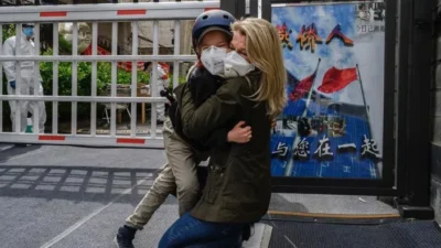 Ibu Naomi Daviola tidak bisa menahan tangisnya saat bertemu anaknya setelah hilang selama tiga hari. Sebelumnya, ia sempat melarang Naomi untuk mendaki Gunung Slamet.