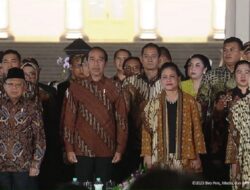 Jokowi dan Iriana berpose bersama pegawai Istana menjelang 10 hari sebelum masa jabatannya berakhir.