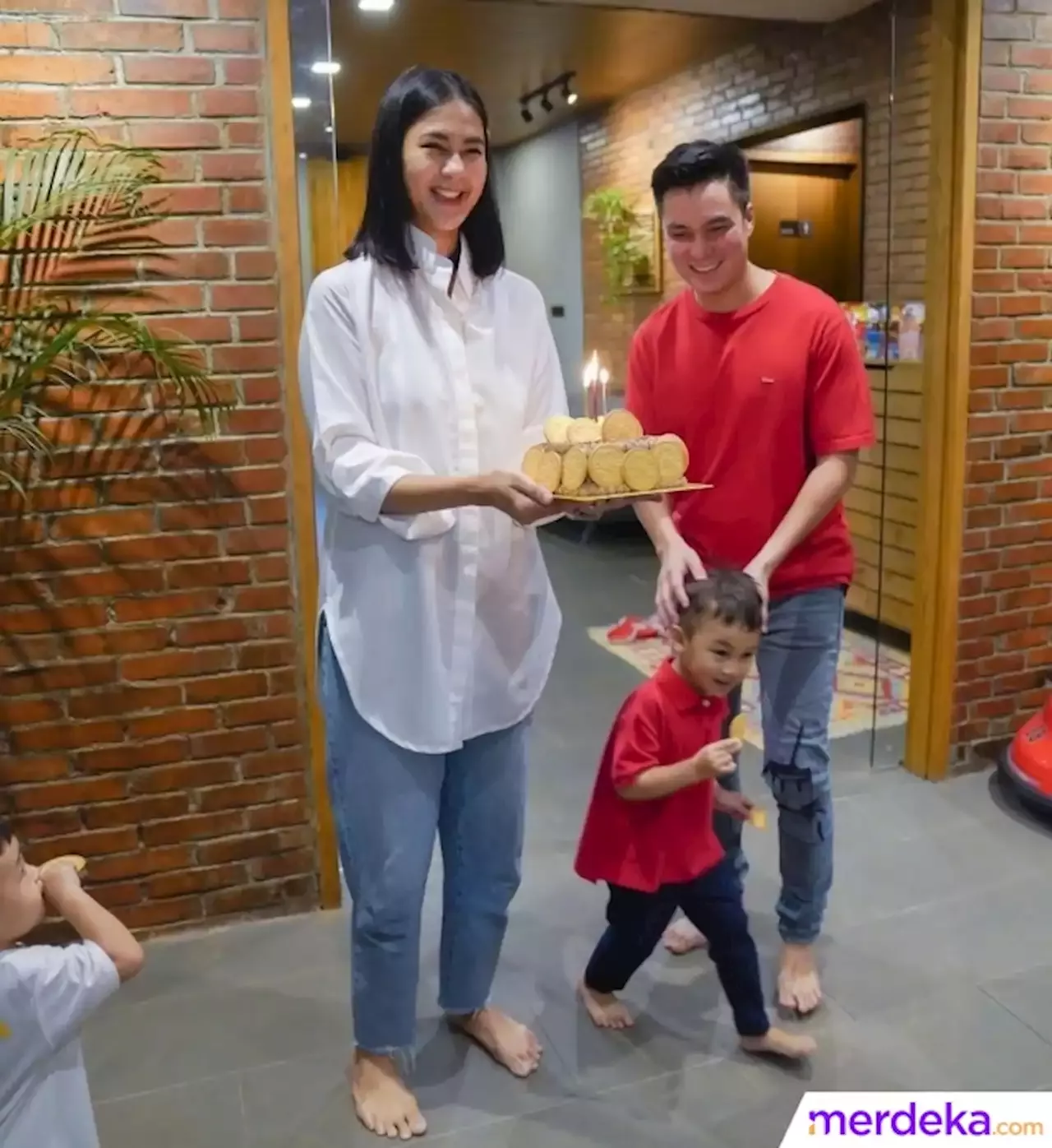 keluarga baim wong (foto: headtopics.com)