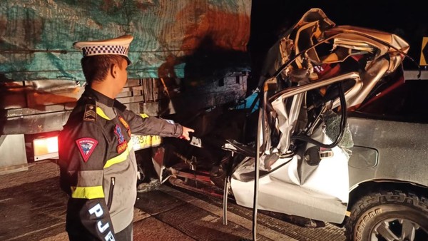 Mobil Ford Tabrak Truk di Tol Kampar