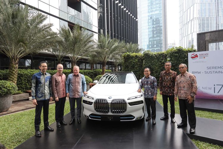 mobil bmw i7 yang digunakan oleh pejabat besar (foto kompas.com)